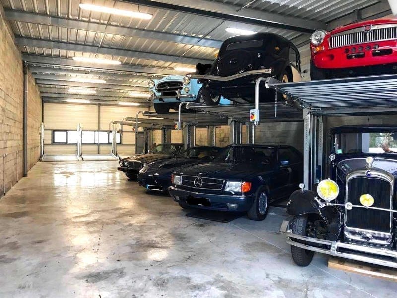Garage mit Parkplatzverdoppler-System mit Autos auf zwei Ebenen geparkt