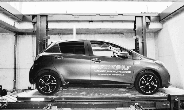 Auto auf einer Hubplattform in einem automatischen Parksystem von PARKPIÙ
