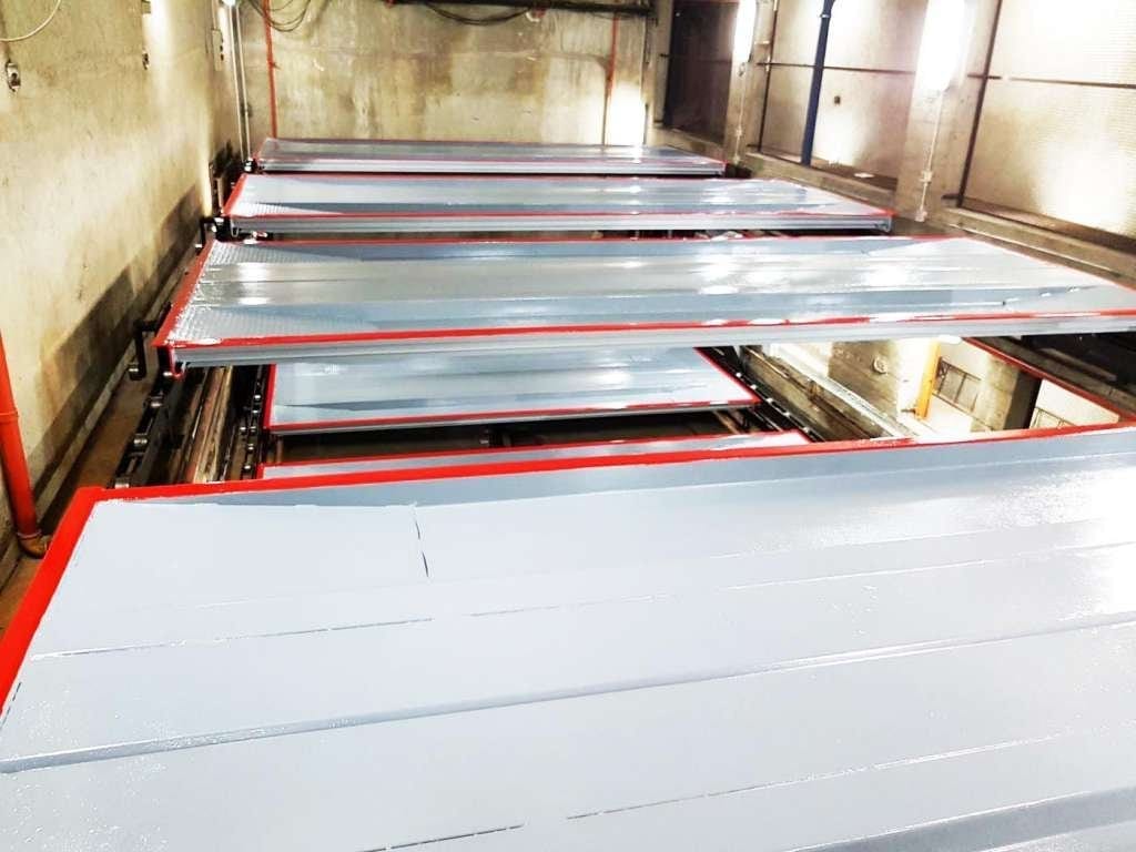 Innenraum des automatischen Parkhauses nach der Renovierung - erneuerte mechanische Komponenten und saubere Übertragungssysteme